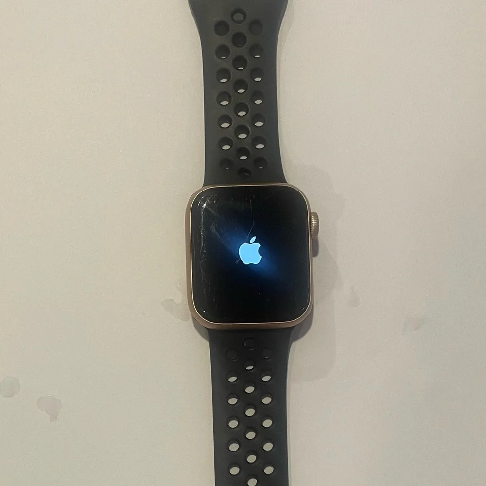 Apple Watch Series 4 40mm 16 GB Rose Gold w/ Black Nike Sports Band